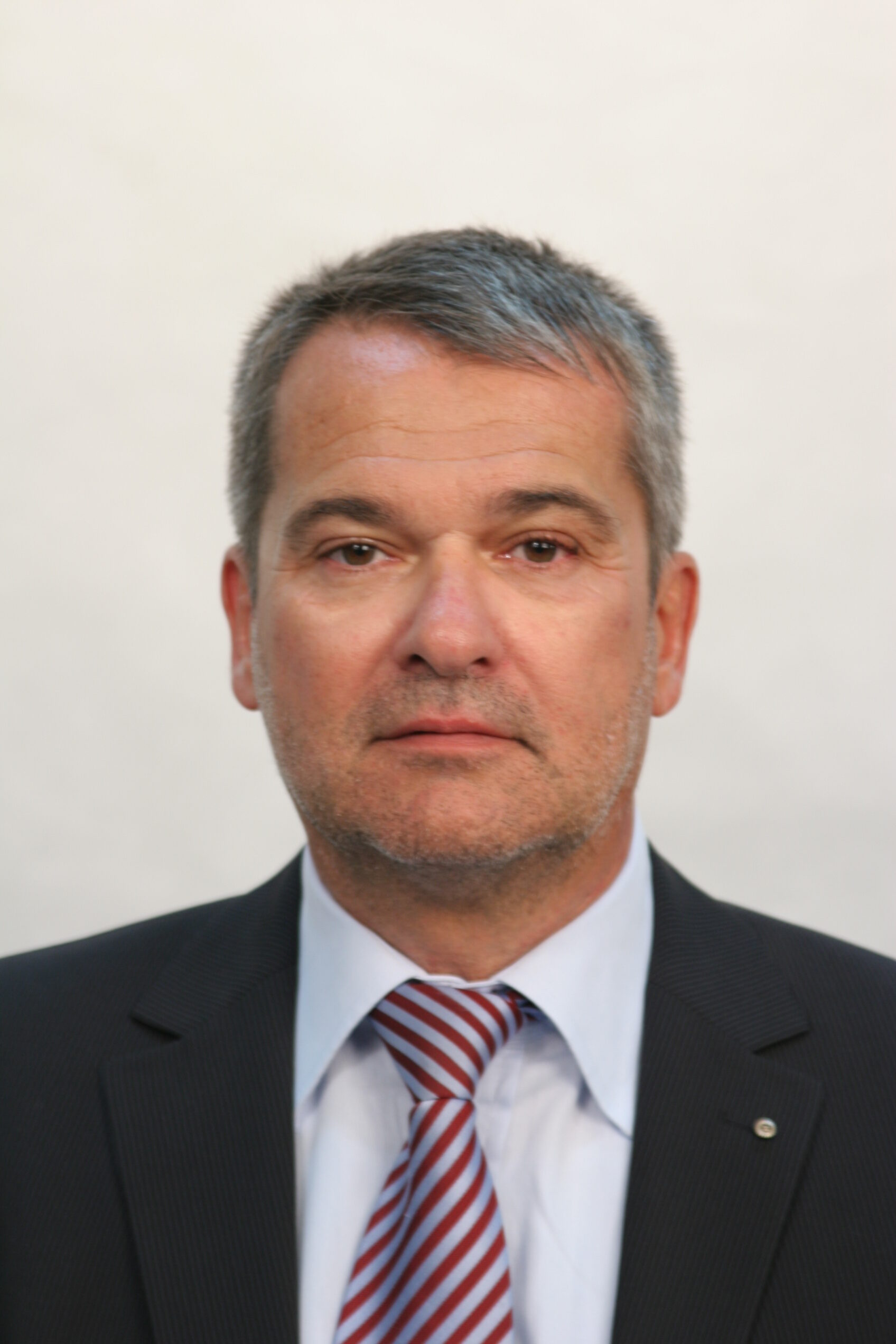 Bernd J. Hoefer
